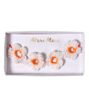 Armband mit gehäkelten Blumen