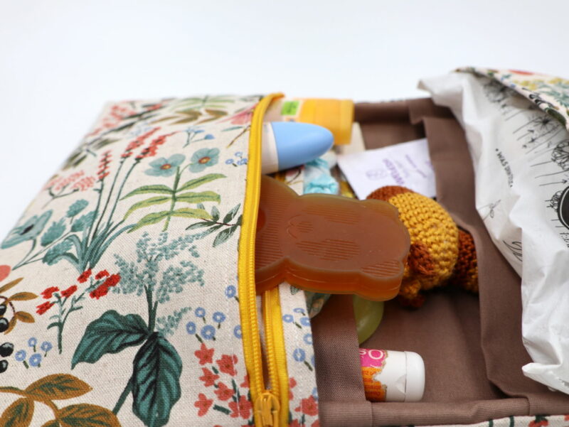 Windeltasche mit Namen "Wilder Garten" – Bild 4