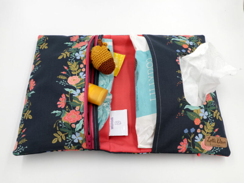 Windeltasche mit Namen "Rose in navy" – Bild 4
