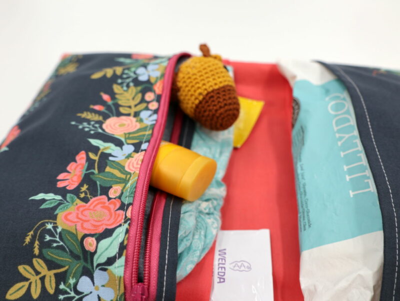 Windeltasche mit Namen "Rose in navy" – Bild 3