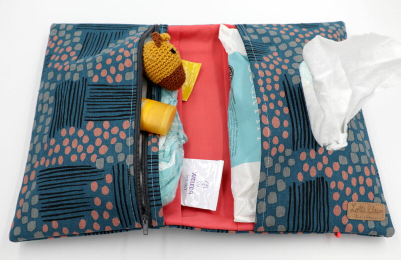 Windeltasche mit Namen "Punktetraum blau" – Bild 4