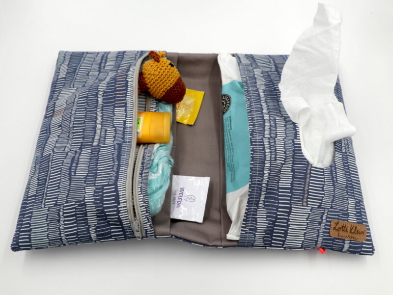 Windeltasche mit Namen "Striche blau" – Bild 2