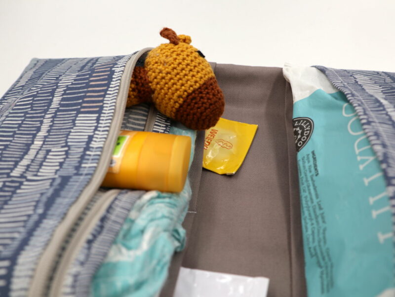 Windeltasche mit Namen "Striche blau" – Bild 3