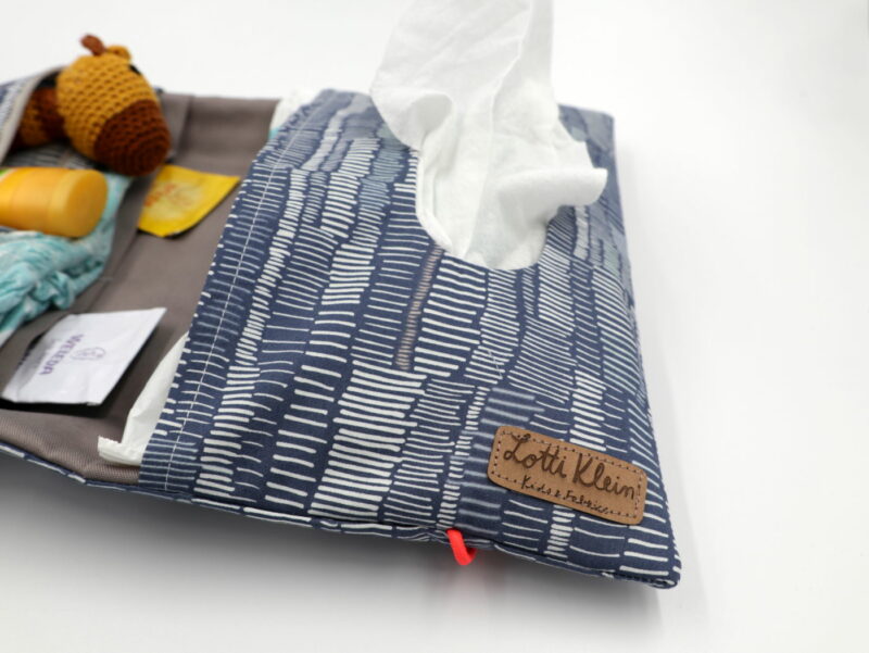 Windeltasche mit Namen "Striche blau" – Bild 4