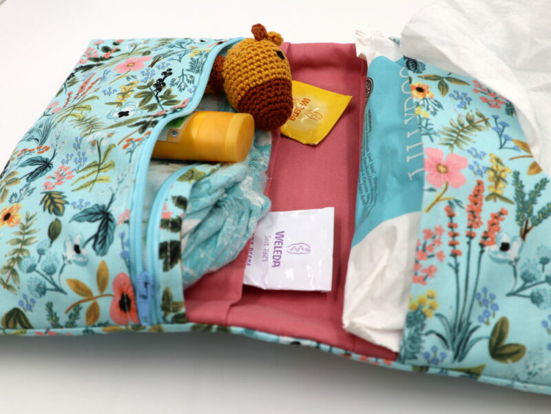 Windeltasche mit Namen "Wilder Garten" – Bild 3