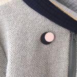 Rasmussons - Rasmussons Brosche (prussian blue/rosé)