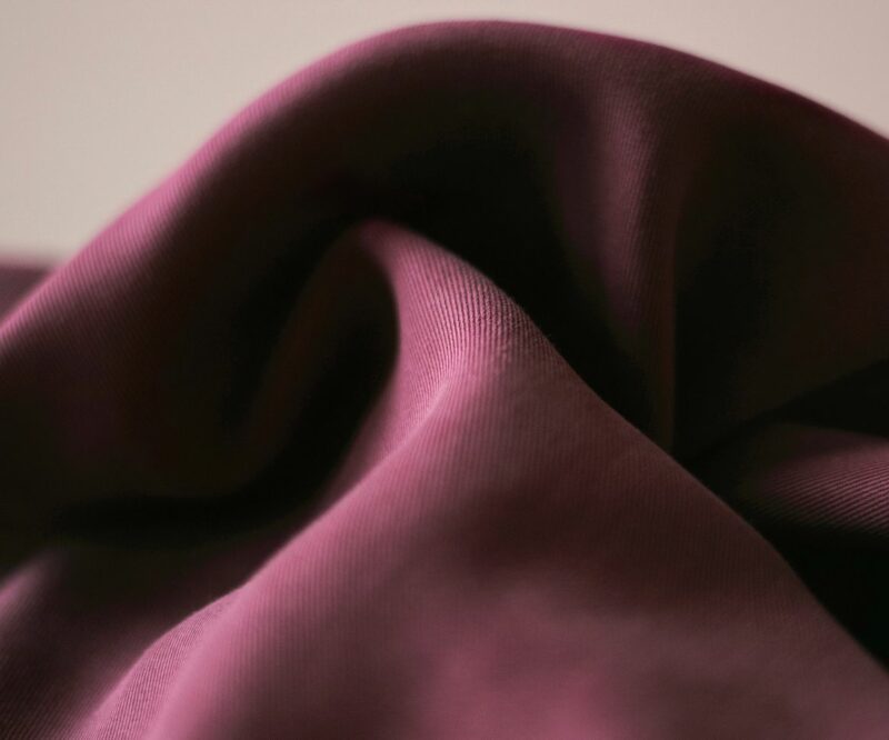 Sanded Twill mit TENCEL™ Fasern - Maroon – Bild 2