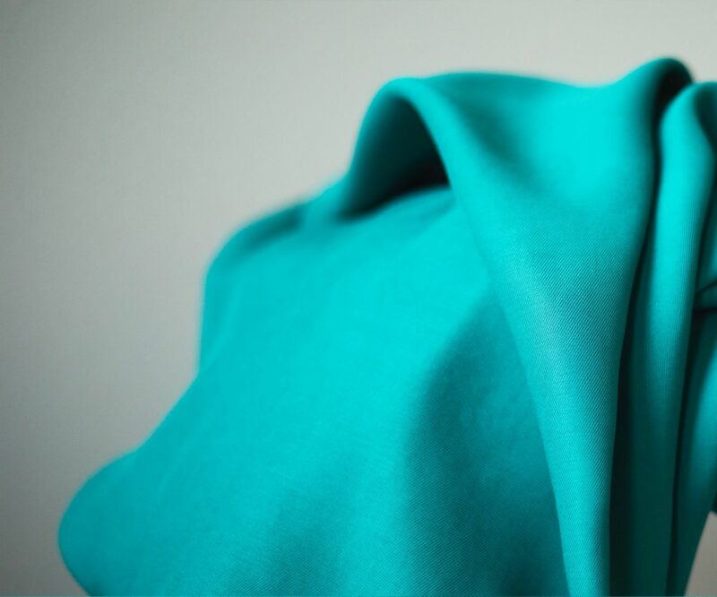 Sanded Twill mit TENCEL™ Fasern - Emerald – Bild 2