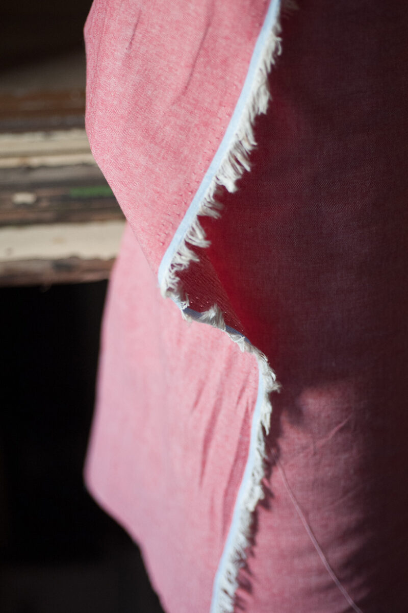 3.5oz Cotton Chambray Denim Red – Bild 3