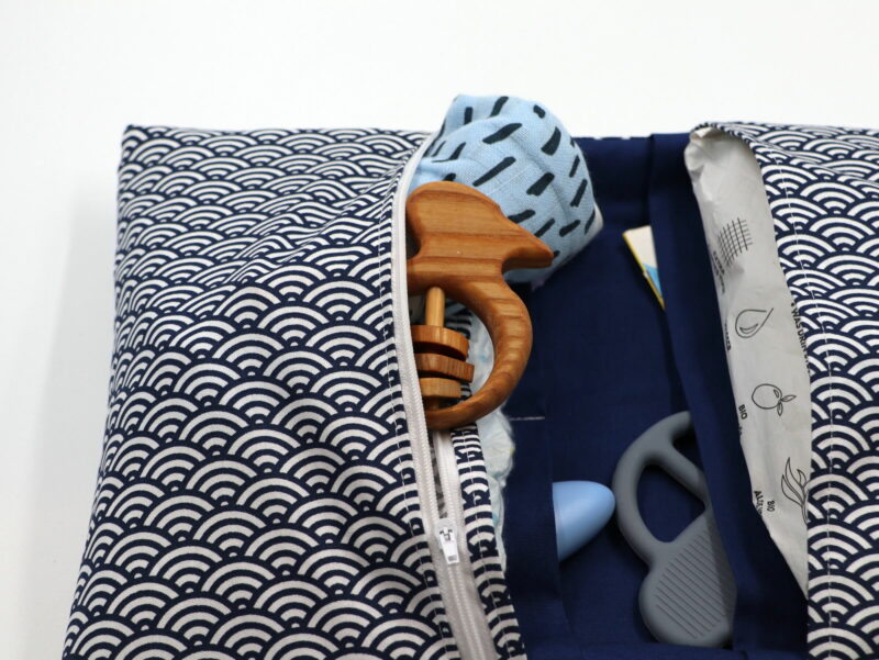 Windeltasche mit Namen "Dark Blue Wave" – Bild 3