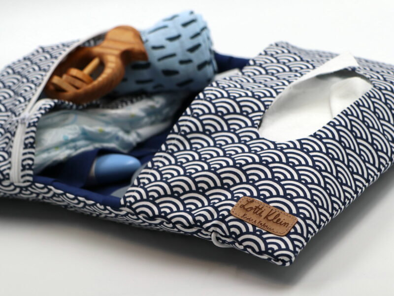 Windeltasche mit Namen "Dark Blue Wave" – Bild 2