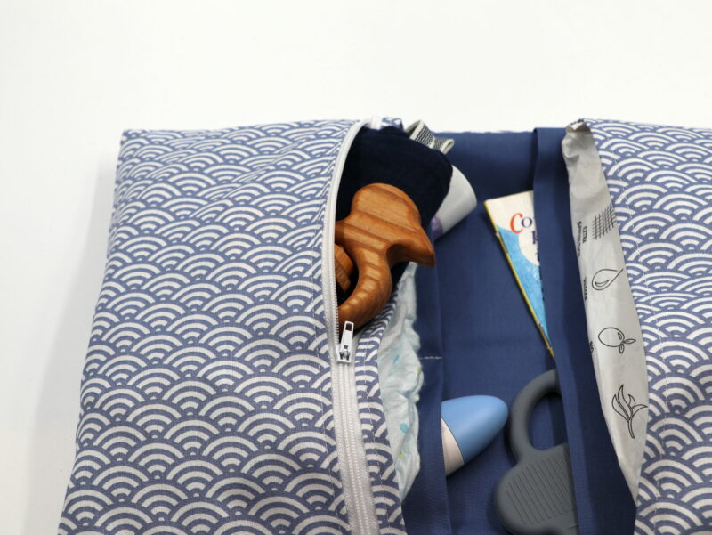 Windeltasche mit Namen "Light Blue Wave" – Bild 3