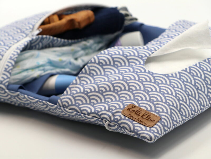 Windeltasche mit Namen "Light Blue Wave" – Bild 2
