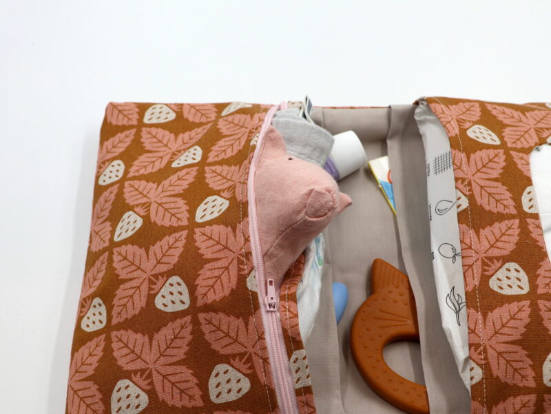 Windeltasche mit Namen "Strawberry" – Bild 3