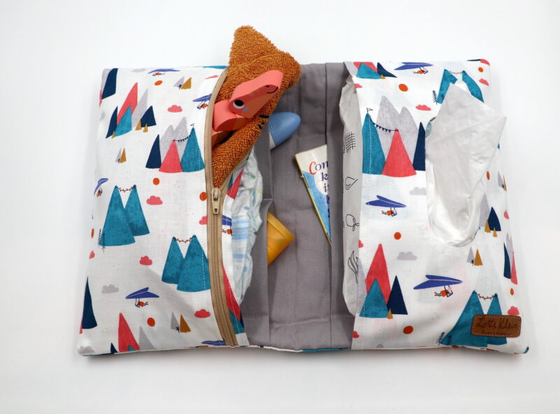 Windeltasche mit Namen "Mountain Skies" – Bild 3