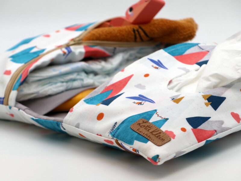 Windeltasche mit Namen "Mountain Skies" – Bild 4