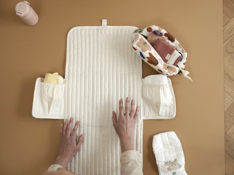 Wickelunterlage für unterwegs "Changing Mat" – Ochre – Bild 3