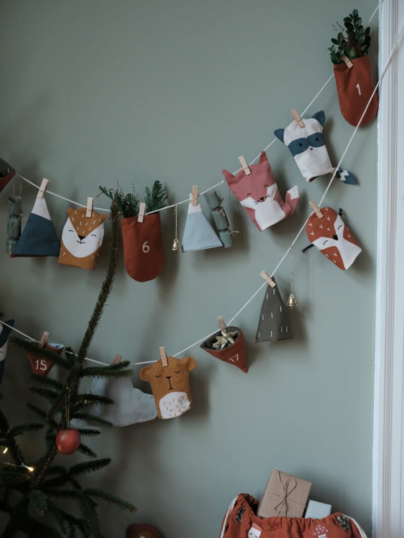 Adventskalender "Christmas Calendar" mit Säckchen zum Wenden – Woodland – Bild 3