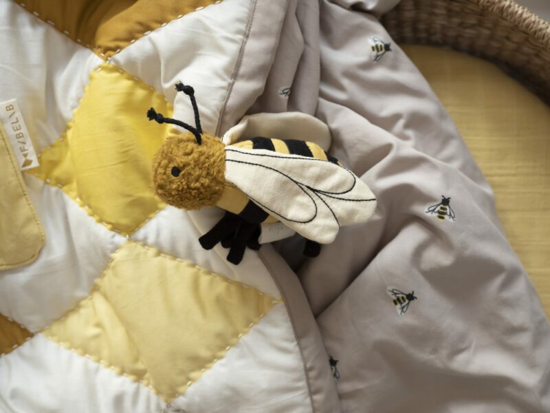 Rassel aus Bio-Baumwolle "Bolette Bee" – Bild 3