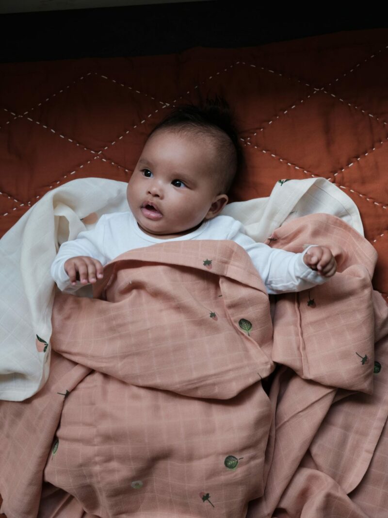 Mulltuch "Swaddle" - Wild Strawberry – Bild 2