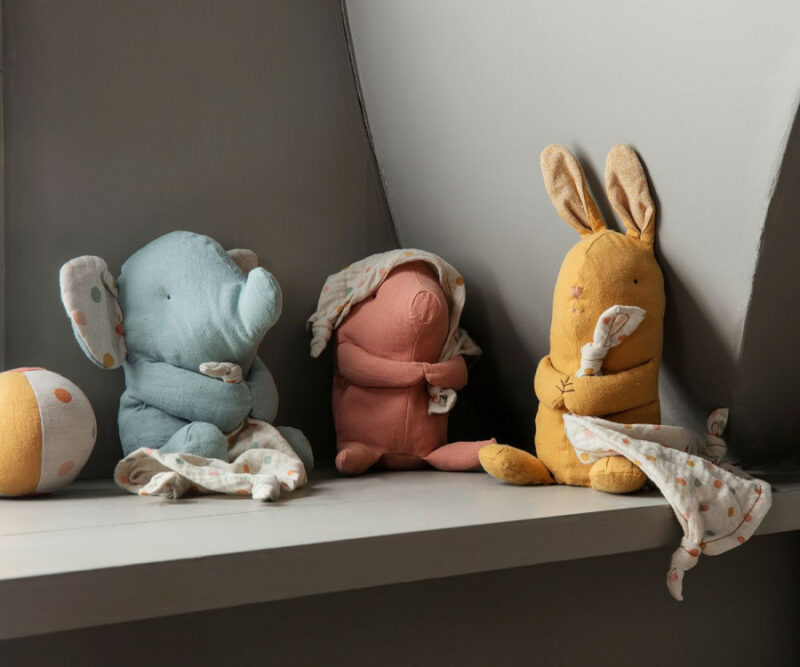 Stofftier mit Spieluhr "Kuschelfreund" – Hase – Bild 3