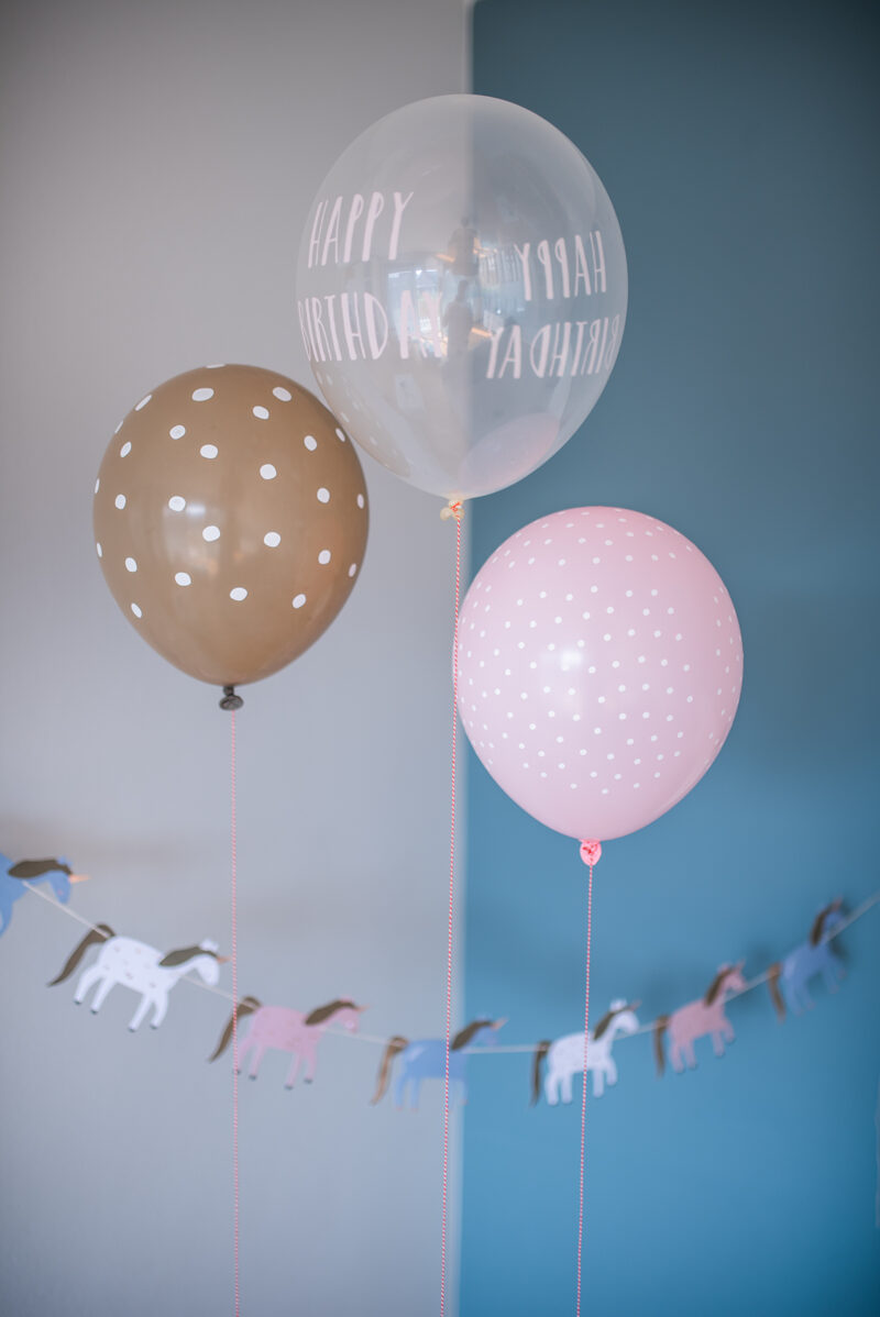 Luftballons "Happy Birthday" aus 100% Naturkautschuk –   Einhorn Rosa / Weiß / Braun – Bild 2