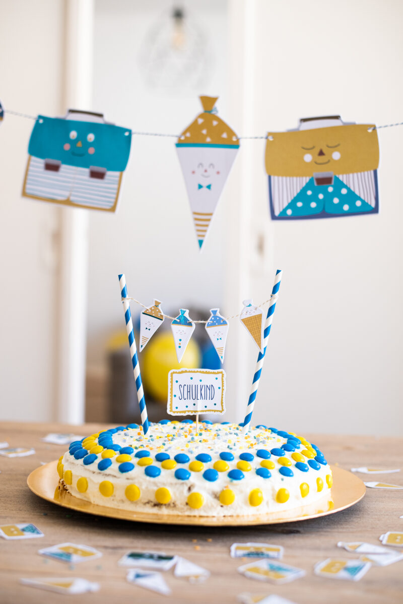 Kuchendekoration "Cake Topper" – Schulkind mit Schultüten in Weiß / Blau / Senf – Bild 2