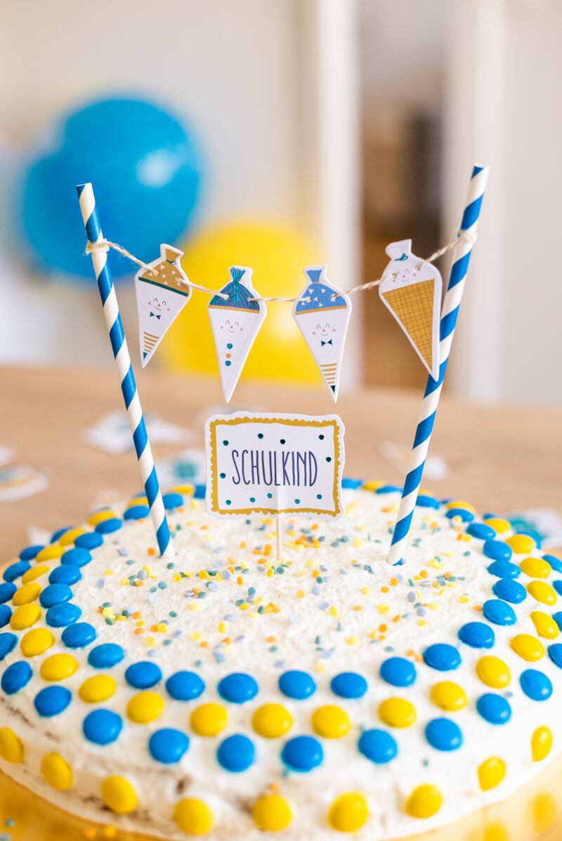 Kuchendekoration "Cake Topper" – Schulkind mit Schultüten in Weiß / Blau / Senf – Bild 4
