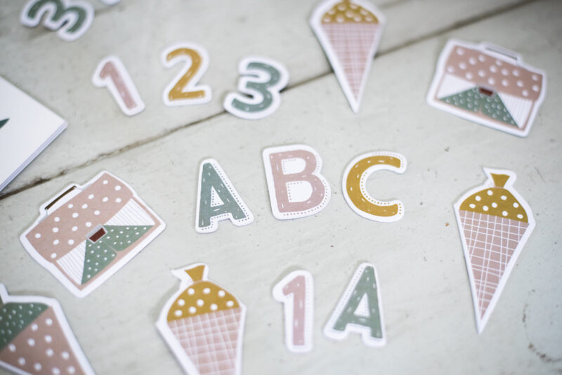 Tischdekoration zur Einschulung "Table Confetti" – Schultüten und Zahlen in Pastell – Bild 3