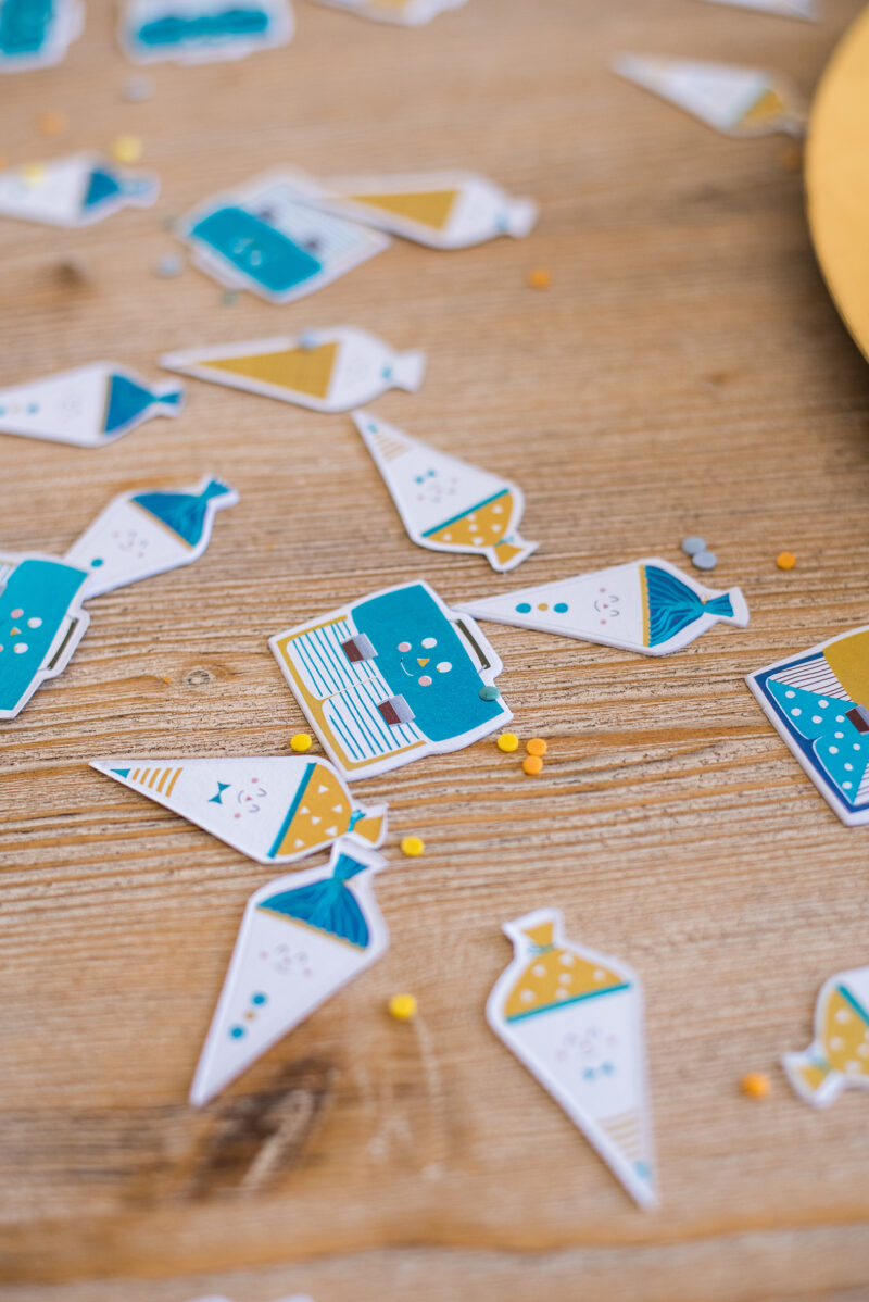 Tischdekoration zur Einschulung "Table Confetti" – Schulranzen und Schultüten in Türkis / Weiß / Senf – Bild 2