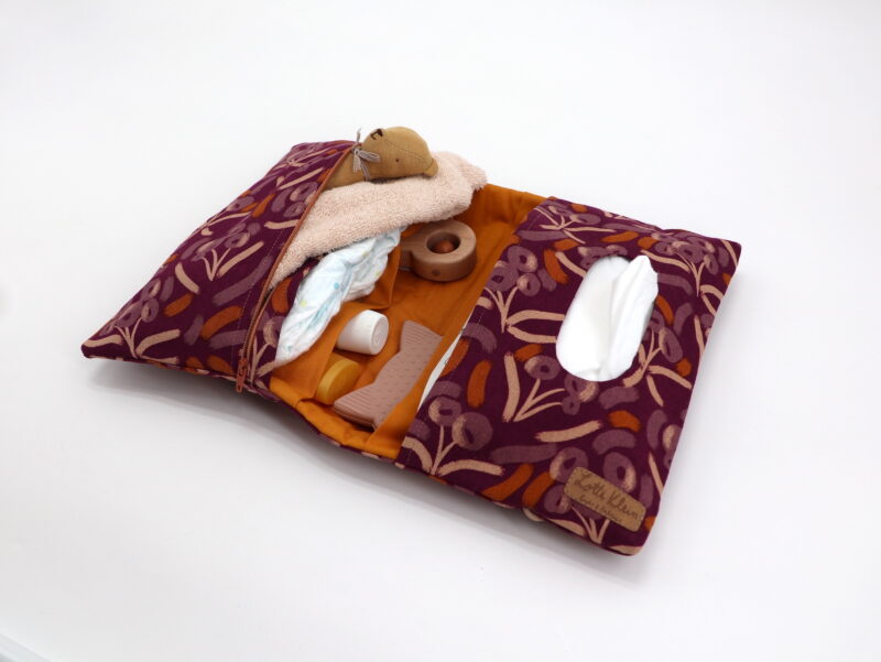 Windeltasche mit Namen "Luella - Cranberry " – Bild 3