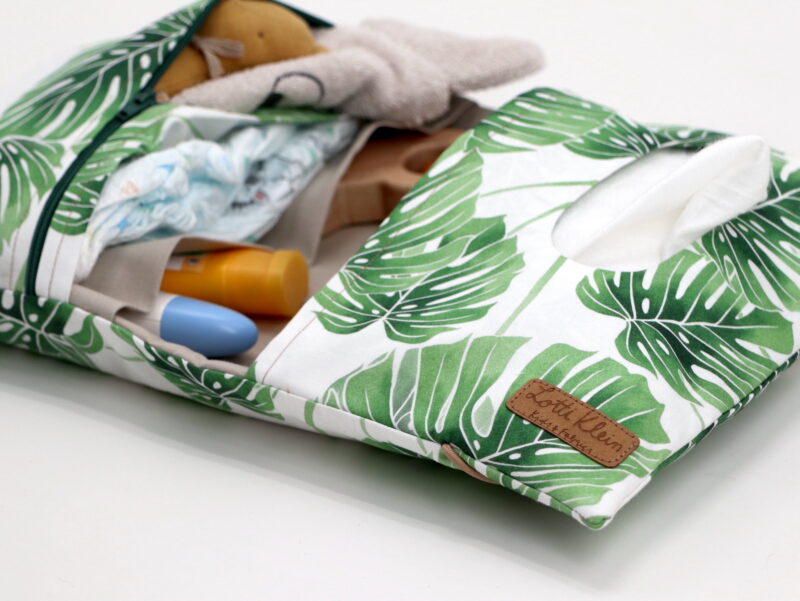 Windeltasche mit Namen "Modern Botanicals Monsteras" – Bild 2