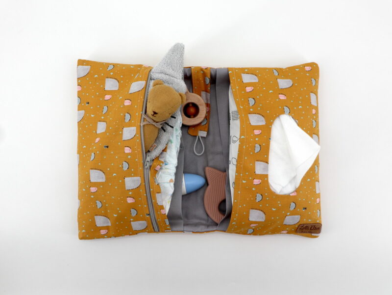 Windeltasche mit Namen "	Summer Skies - Hedgehog Hills - Yellow" – Bild 5