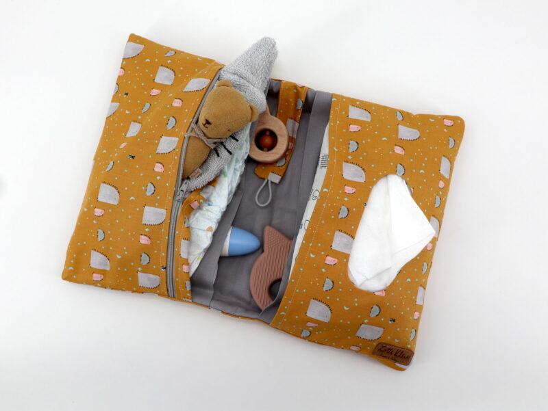 Windeltasche mit Namen "	Summer Skies - Hedgehog Hills - Yellow" – Bild 4