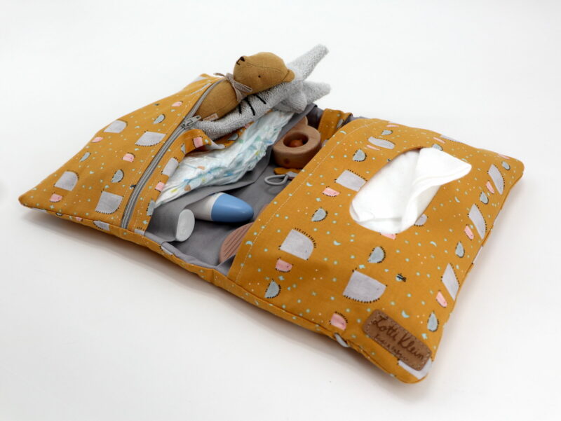 Windeltasche mit Namen "	Summer Skies - Hedgehog Hills - Yellow" – Bild 3