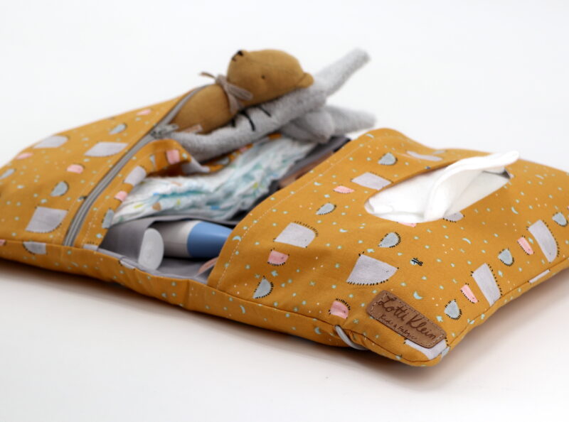 Windeltasche mit Namen "	Summer Skies - Hedgehog Hills - Yellow" – Bild 2