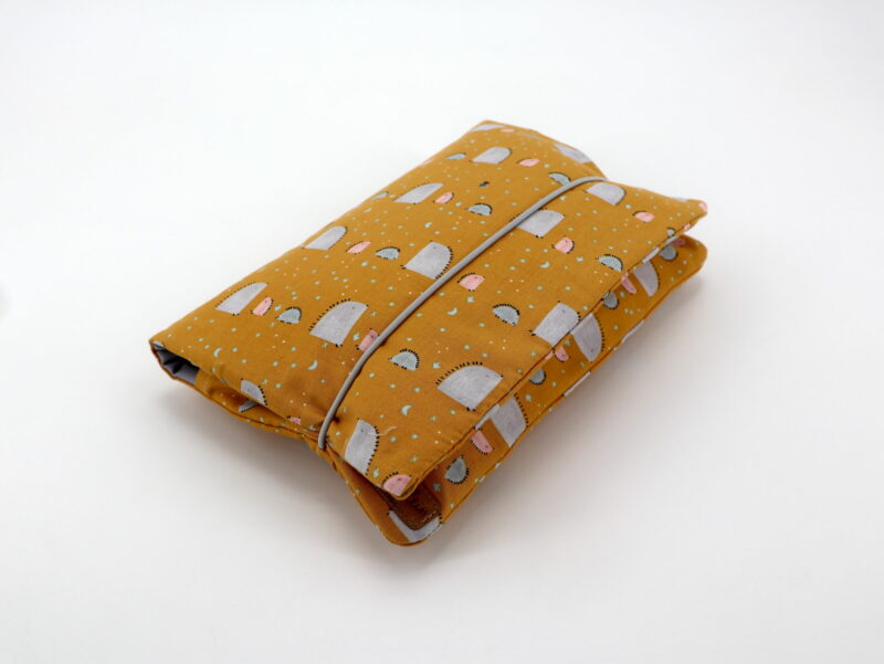 Windeltasche mit Namen "	Summer Skies - Hedgehog Hills - Yellow"