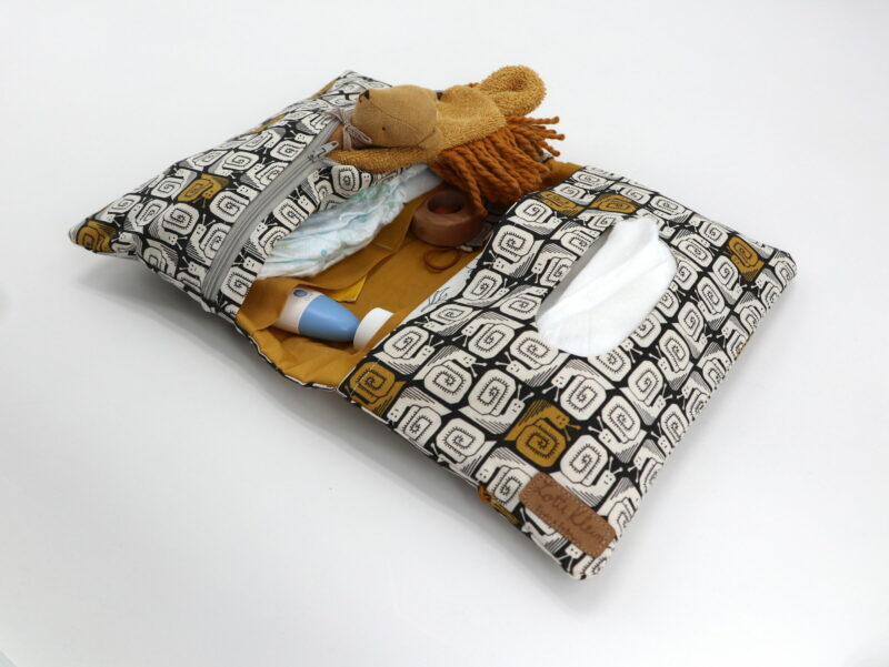 Windeltasche mit Namen "In the Woods - Happy Snail" – Bild 3