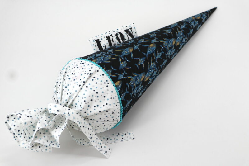 Schultüte "Cosmic Sea - Golden Whale" mit Namen – Bild 2
