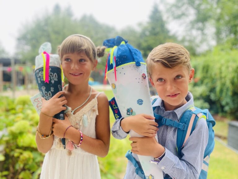 Kinder mit Schultüten aus Stoff