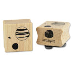 Ava&Yves - Stempel klein (2 Planeten) Ava&Yves - Stempel klein (2 Planeten)