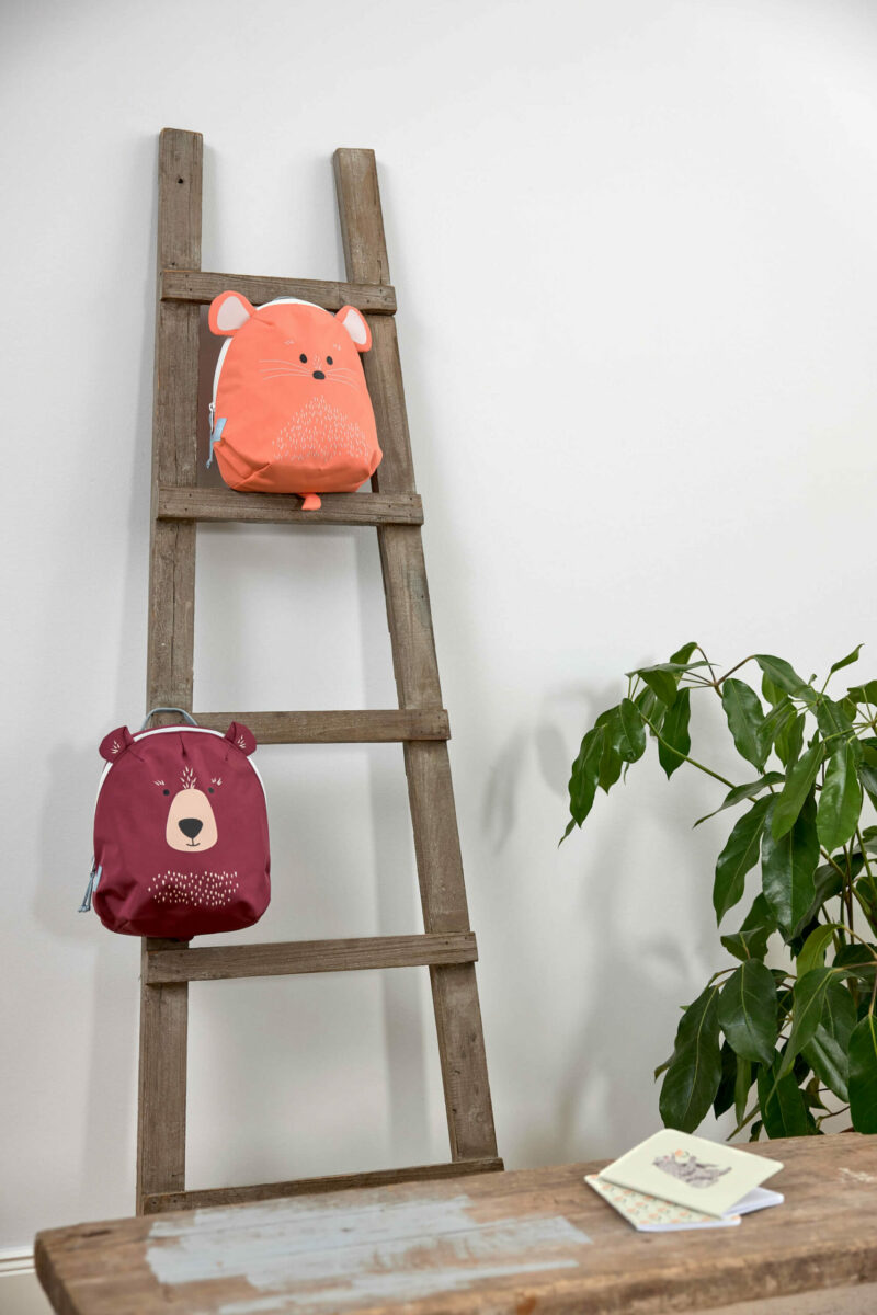 Kindergartenrucksack "Tiny Backpack About Friends" - Bear Burgundy – Bild 5