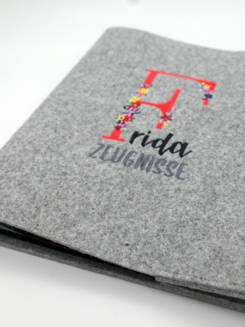 Personalisierte Zeugnismappe "Buchstabe mit Blumen" mit Namen – Bild 3