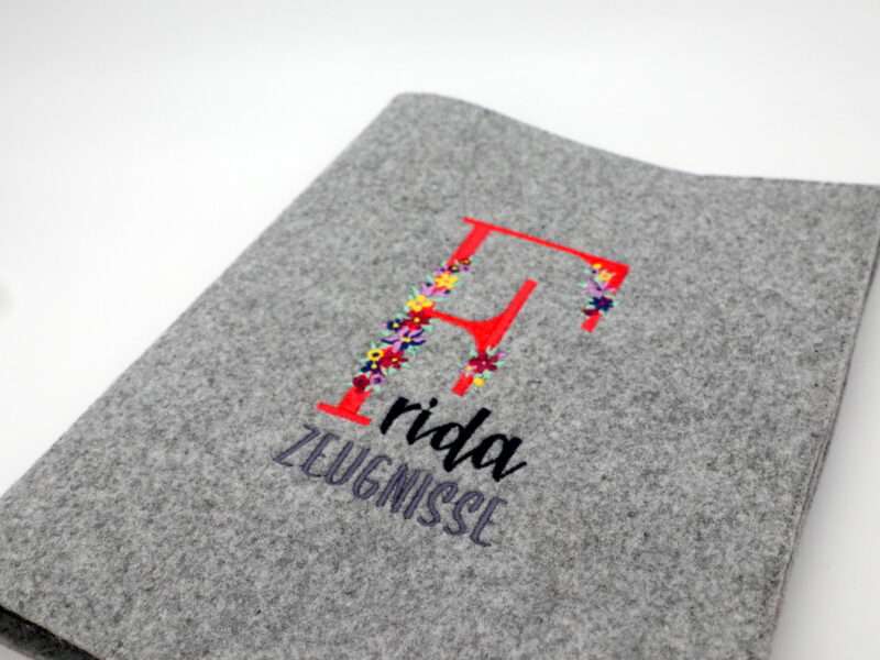 Personalisierte Zeugnismappe "Buchstabe mit Blumen" mit Namen