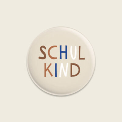 Ava&Yves - Button vierfarbig – Schulkind