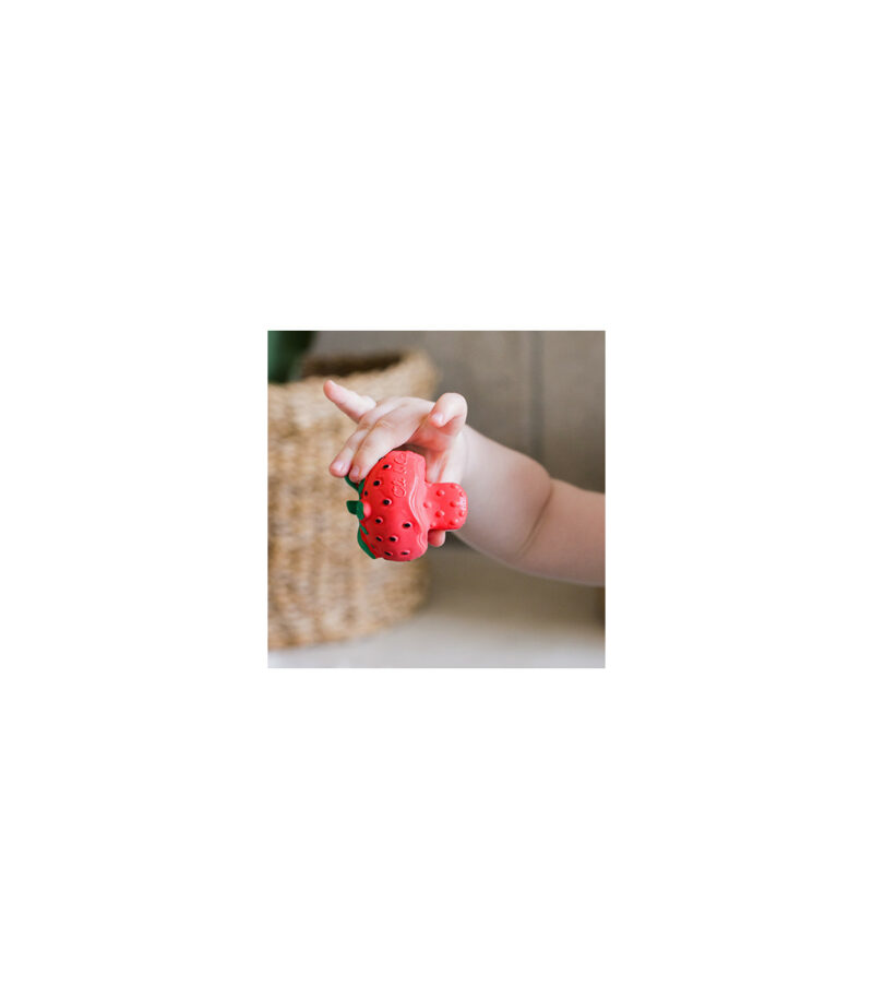 Baby-Spielzeug aus Naturkautschuk "Sweetie the Strawberry" – Bild 5