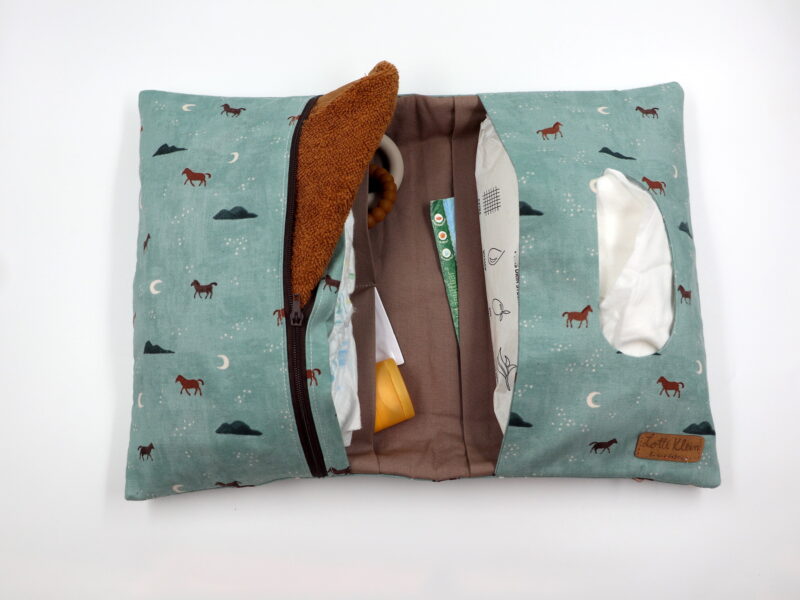 Windeltasche mit Namen "Wild Horses" – Bild 3
