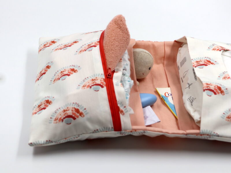 Windeltasche mit Namen "Homebody" – Bild 2