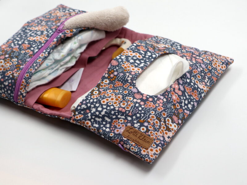Windeltasche mit Namen "Flora Fields" – Bild 3