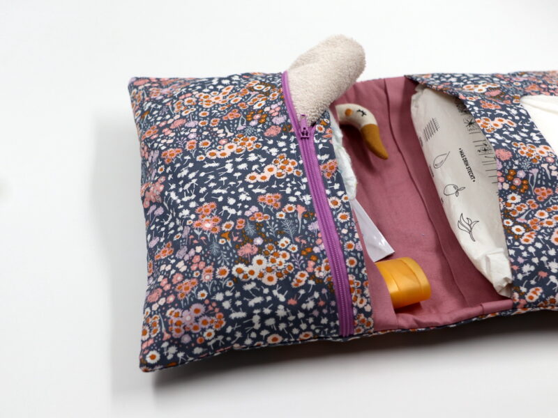 Windeltasche mit Namen "Flora Fields" – Bild 2